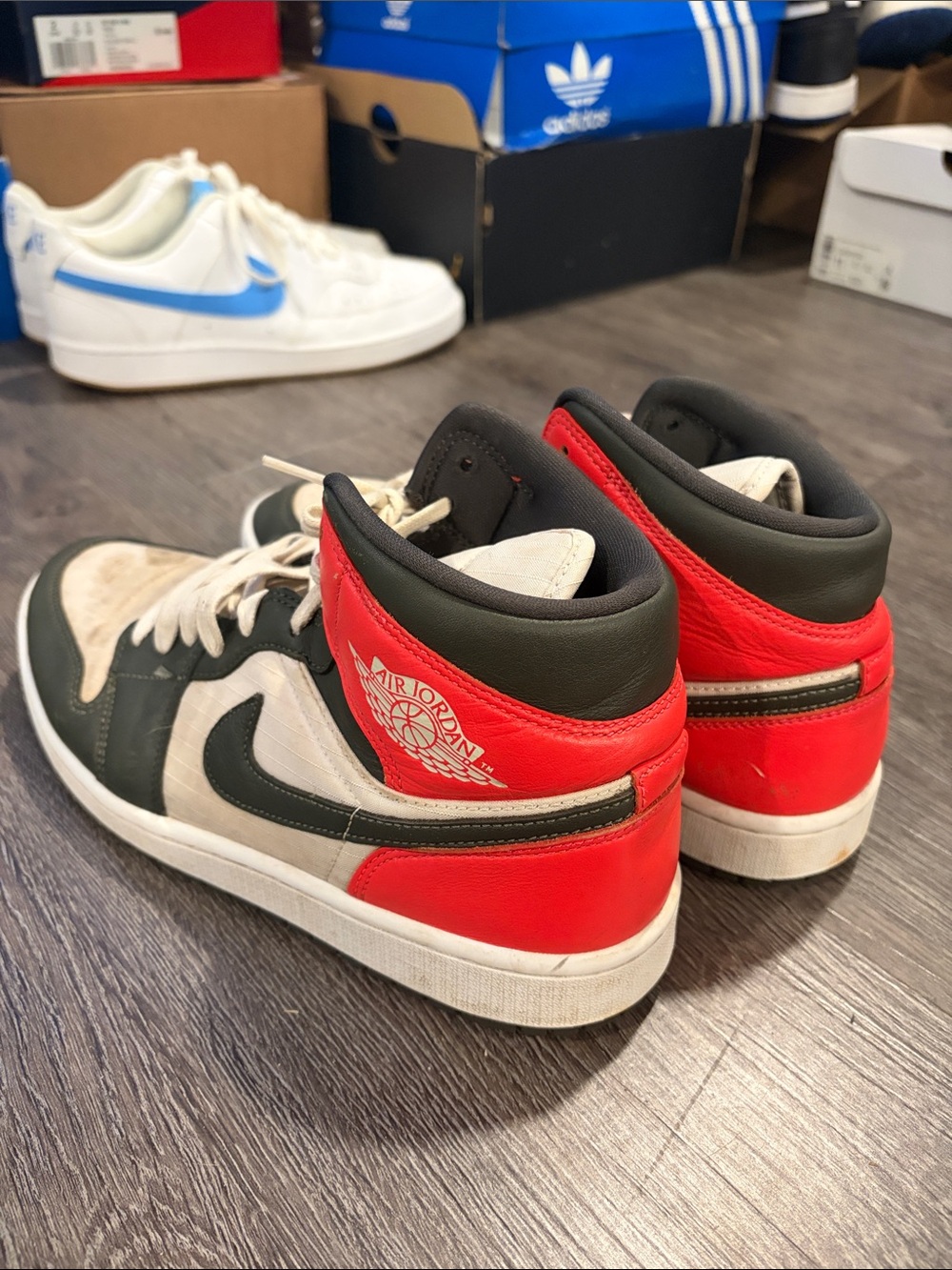 Jordan 1 Mid - Picture 3 of 5
